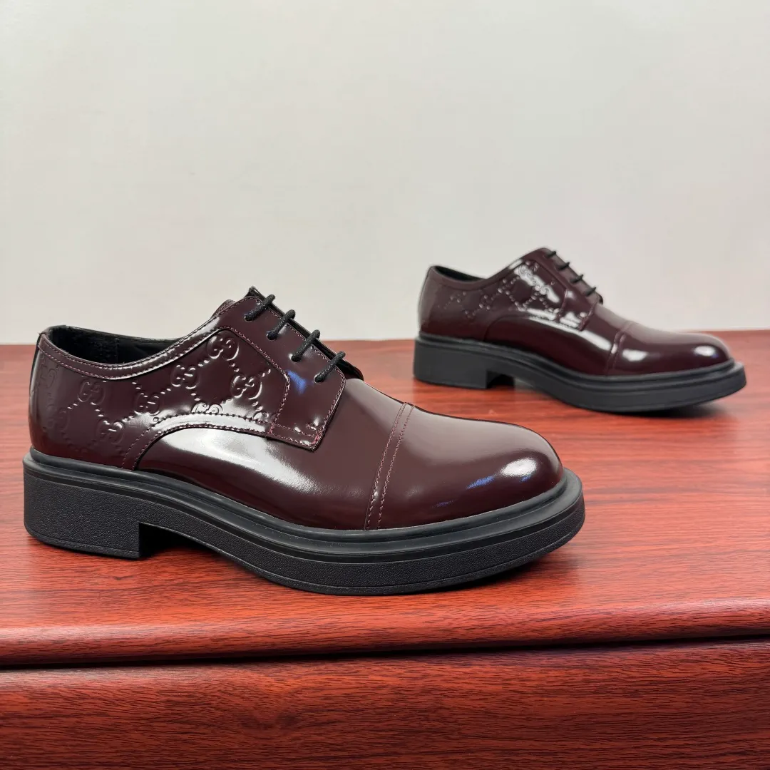 Batch 800 Gucci/Gucci new men's lace-up shoes with GG details, glossy cow leather derby shoes! Rooted in the brand's heritage, these men's lace-up shoes are crafted from premium open-edge beaded calf leather and feature GG-print embossed suede details in homage to Gucci's iconic monogram. The rubber sole decorated with GG pattern adds a touch of modern fashion to this design. Typical three-joint style design. European and American classic version, full calfskin lining. The overall upper texture is soft and the lining is comfortable and breathable. 2CM thickened soft rubber sole, easy to control. Versatile and stylish upper foot, multiple colors available to meet different matching needs, complete package! Size: 39-40-41-42-43-44 leather shoe size (38.45.46 can be customized) Item number: 7826Z open edge beads burgundy
